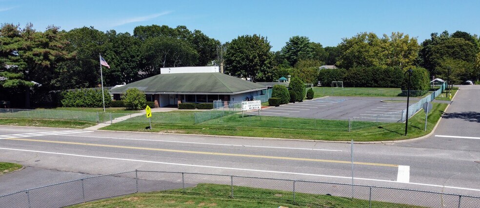 9-10 Glenmere Ln, Coram, NY à vendre - Photo du bâtiment - Image 3 de 36