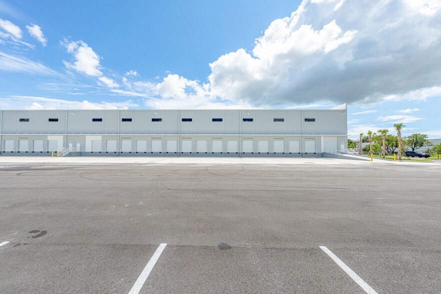 2910 Stirling Rd, Hollywood, FL for lease - Building Photo - Image 2 of 13