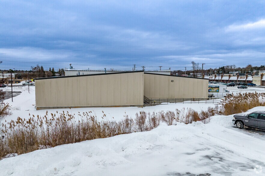 5795 Bridge St, East Syracuse, NY à louer - Photo du bâtiment - Image 3 de 4