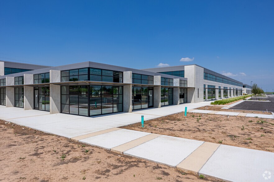 8000 Metropolis Dr, Austin, TX à louer - Photo du bâtiment - Image 2 de 4