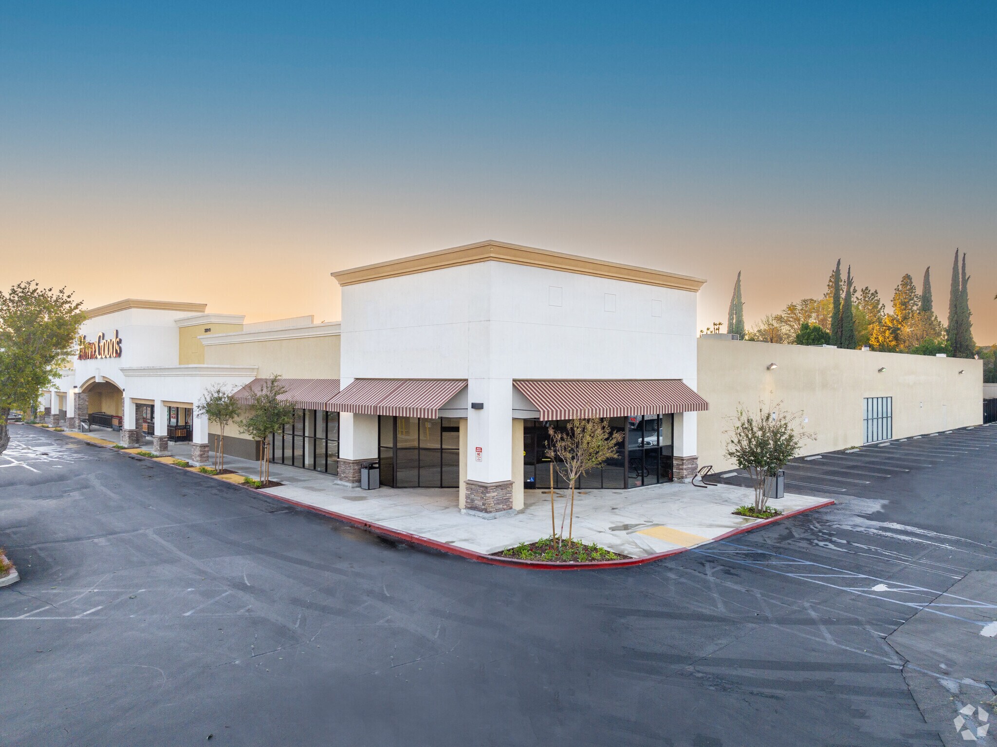 22828-22968 Victory Blvd, Woodland Hills, CA for lease Building Photo- Image 1 of 12
