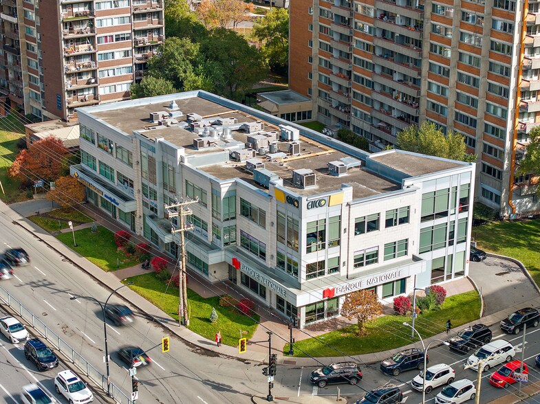 Boul. de la Côte Vertu portefeuille de 3 propriétés à vendre sur LoopNet.ca - Aérien - Image 2 de 8
