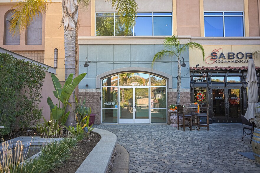 23961 Newhall Ranch Rd, Valencia, CA à louer - Photo du bâtiment - Image 3 de 7