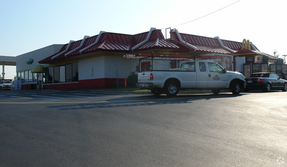 7810 Lyles Ln, Concord, NC à vendre - Photo du bâtiment - Image 2 de 2