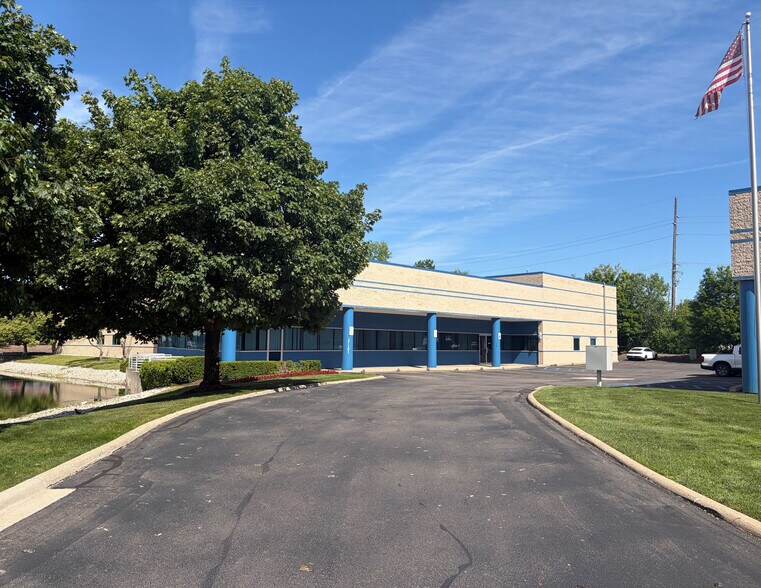 27101 Hills Tech Ct, Farmington Hills, MI for lease - Building Photo - Image 2 of 6