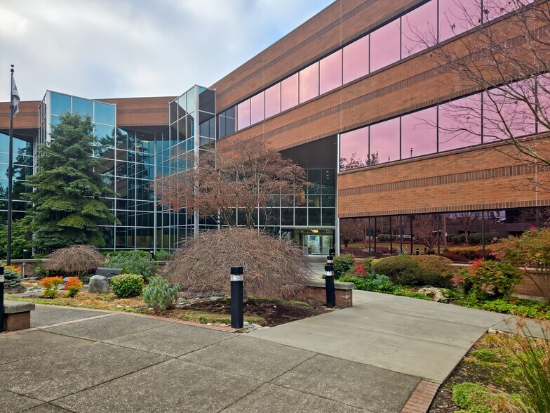 11900 NE 1st St, Bellevue, WA à louer - Photo du bâtiment - Image 3 de 21