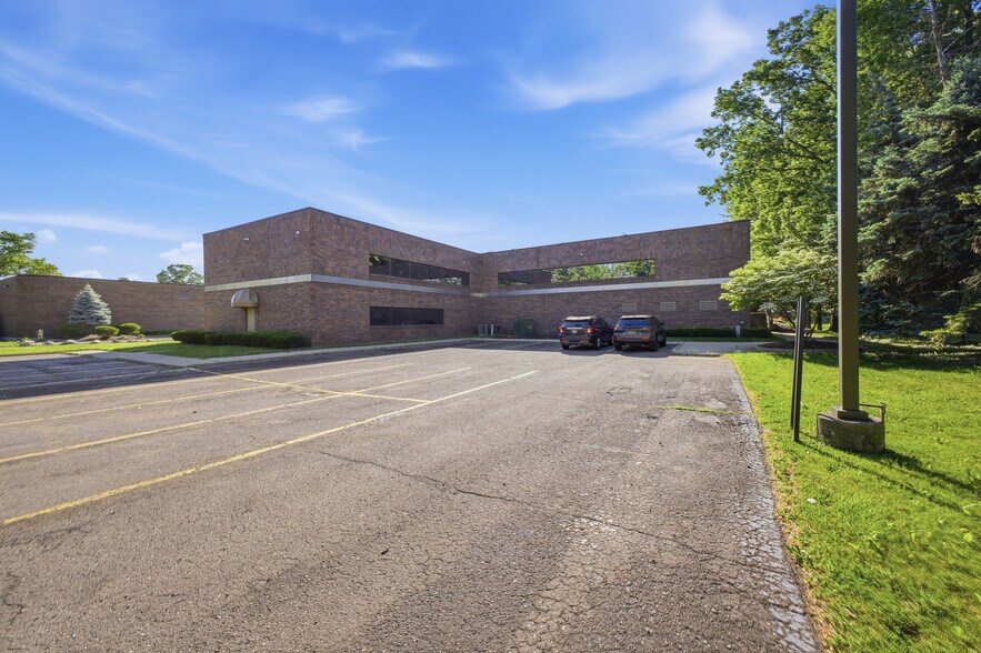 15360 S Commerce Dr, Dearborn, MI à vendre - Photo du bâtiment - Image 2 de 56