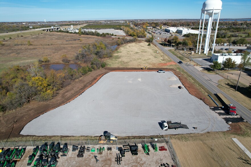 801 N Sara Rd, Yukon, OK for lease - Primary Photo - Image 1 of 7