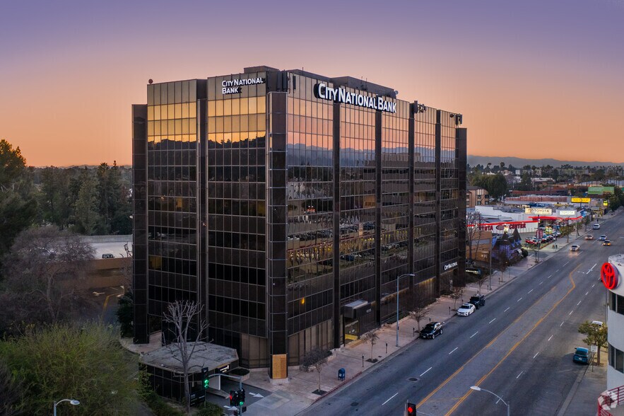 4605 Lankershim Blvd, North Hollywood, CA à louer - Photo du bâtiment - Image 3 de 16