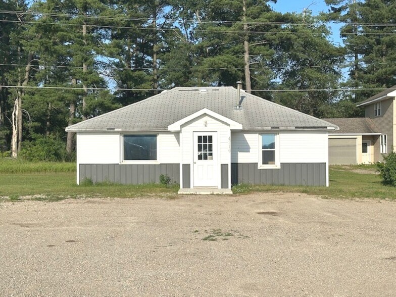 4719 N Clare Ave, Harrison, MI à vendre - Photo du bâtiment - Image 2 de 28