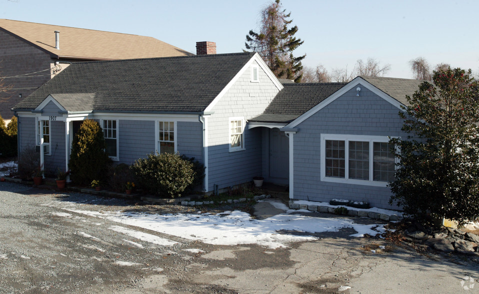 1907 E Main Rd, Portsmouth, RI à vendre - Photo principale - Image 1 de 1