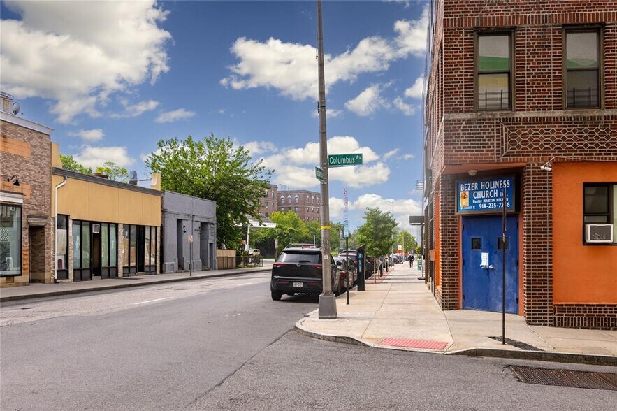 375 Huguenot St, New Rochelle, NY à vendre - Photo du bâtiment - Image 3 de 13