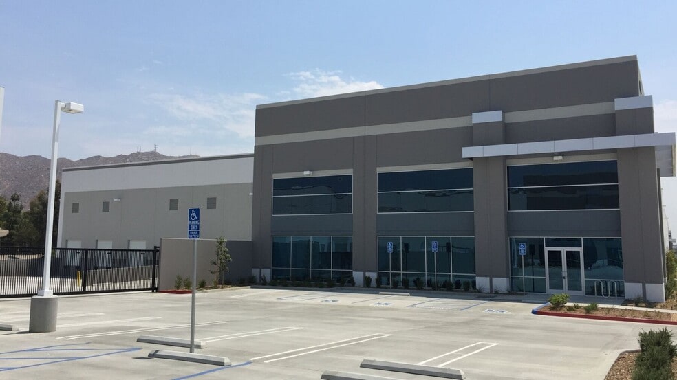 1590 Dan Kipper Dr, Riverside, CA for lease - Building Photo - Image 2 of 3