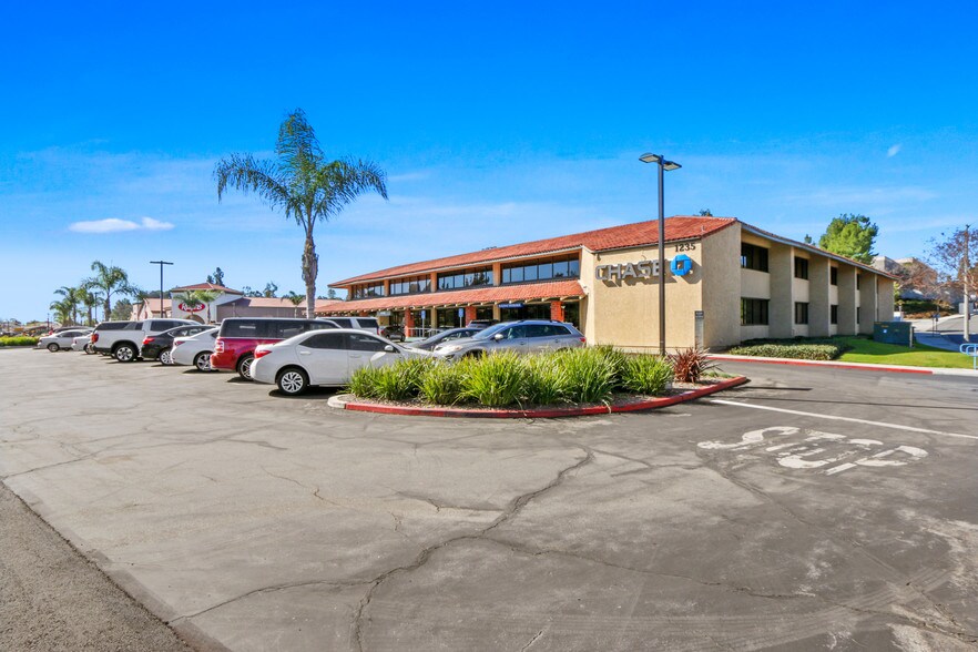 1235 N Harbor Blvd, Fullerton, CA à louer - Photo du bâtiment - Image 3 de 11