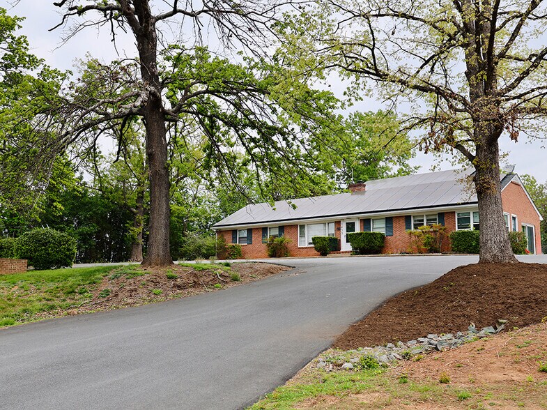 1455 Rio Road East, Charlottesville, VA à vendre - Photo du bâtiment - Image 3 de 8