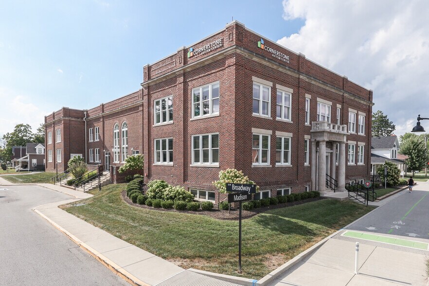 2 N Madison Ave, Greenwood, IN à louer - Photo du bâtiment - Image 2 de 16