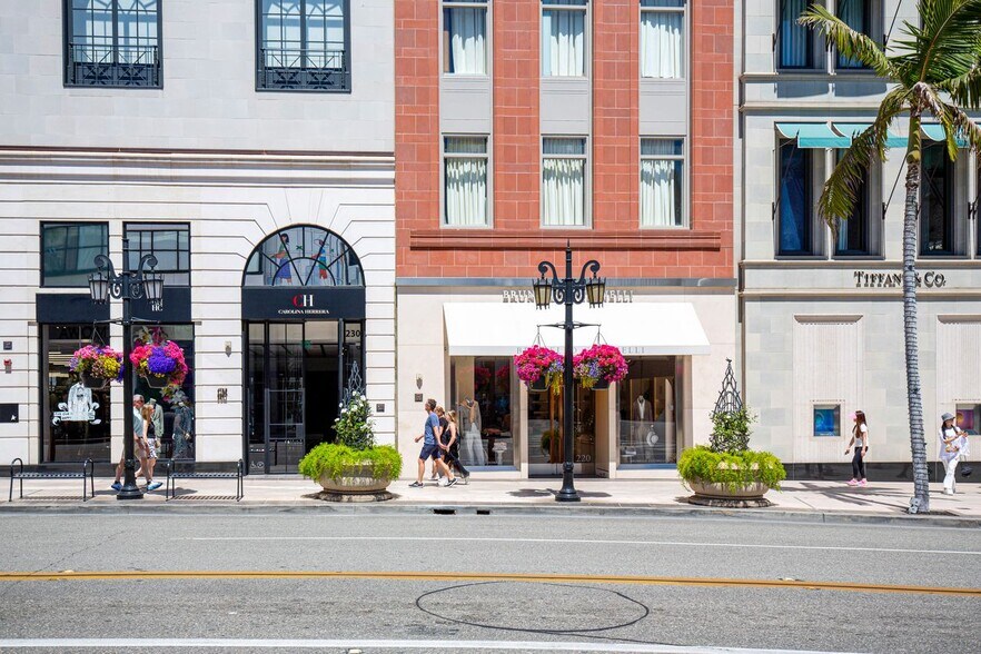 202-270 N Rodeo Dr, Beverly Hills, CA à louer - Photo du bâtiment - Image 2 de 11