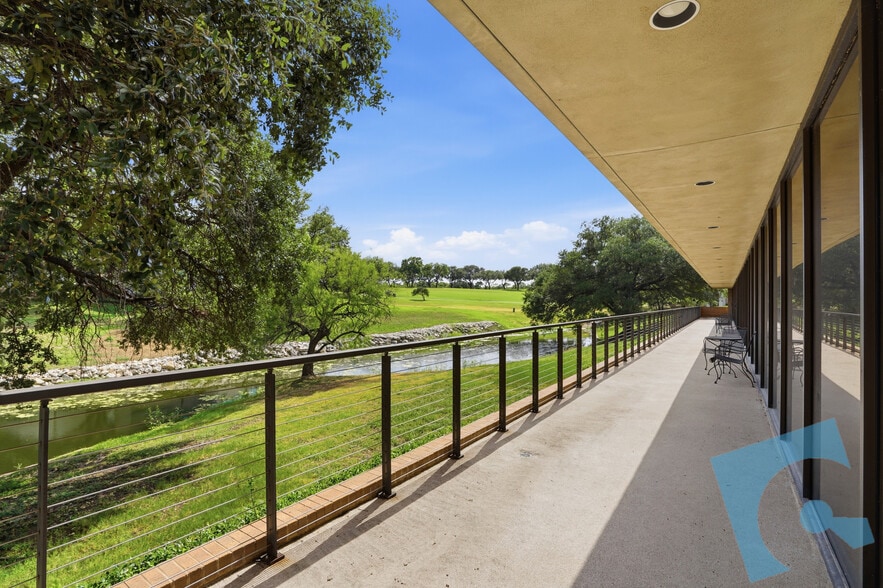 250 Decker Dr, Irving, TX for lease - Building Photo - Image 3 of 23