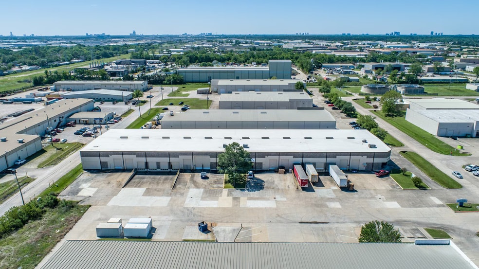 6546 Petropark Dr, Houston, TX for lease - Building Photo - Image 2 of 32