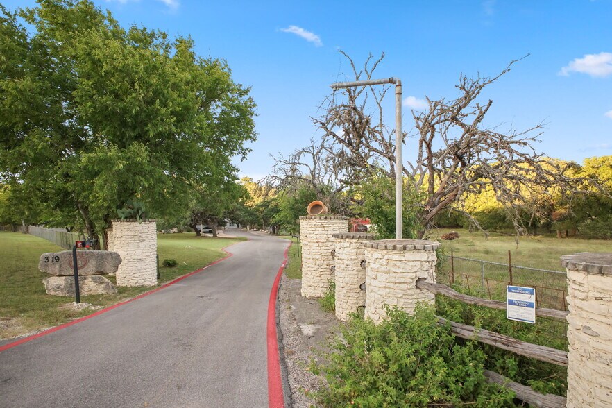 319 Los Indios Ranch Rd, Boerne, TX à louer - Photo du bâtiment - Image 2 de 11