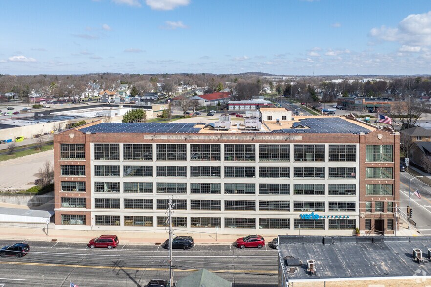 201 N Main St, Fort Atkinson, WI à louer - Photo du bâtiment - Image 2 de 5