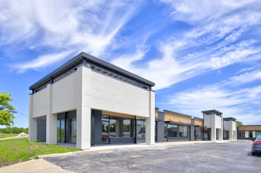 7711 N Oak Tfwy, Kansas City, MO for lease - Building Photo - Image 3 of 9