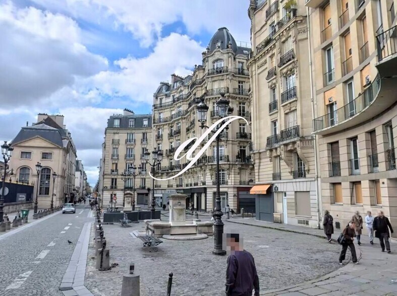 Multifamily in Paris for sale - Building Photo - Image 1 of 5