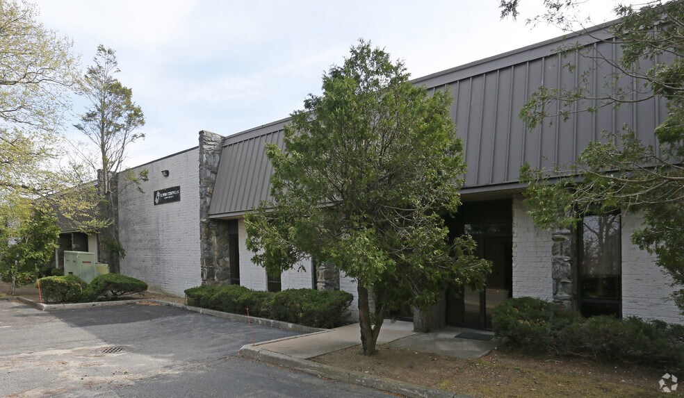 1-21 Brandywine Dr, Deer Park, NY à louer - Photo du bâtiment - Image 3 de 11