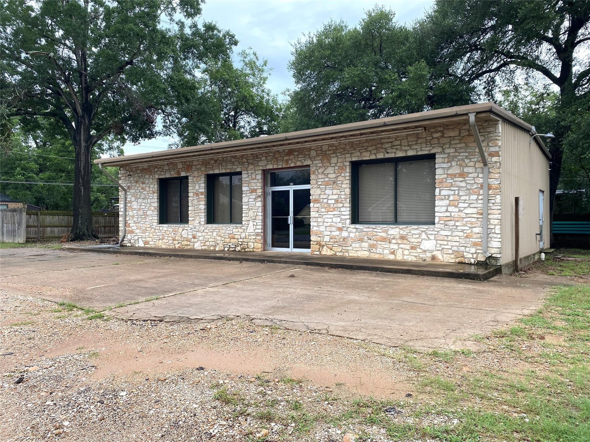 301 Bishop St, Smithville, TX for lease Interior Photo- Image 1 of 10