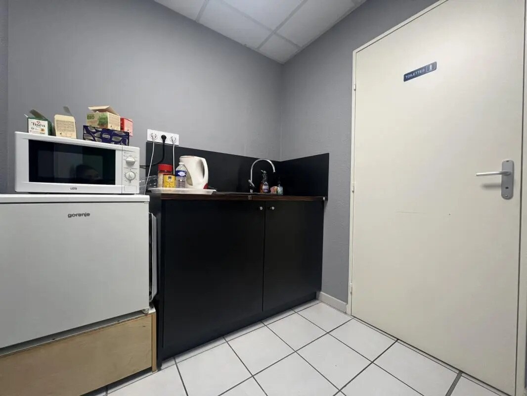 Office in Nîmes for lease Interior Photo- Image 1 of 11