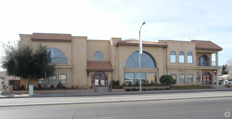 950 E Palmdale Blvd, Palmdale, CA à vendre - Photo du bâtiment - Image 3 de 16