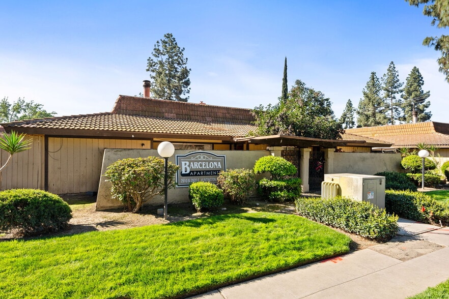 2910 E Huntington Blvd, Fresno, CA for sale - Building Photo - Image 3 of 11