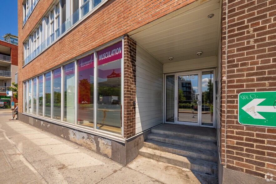 7345 Boul Saint-Laurent, Montréal, QC à louer - Photo du bâtiment - Image 2 de 23