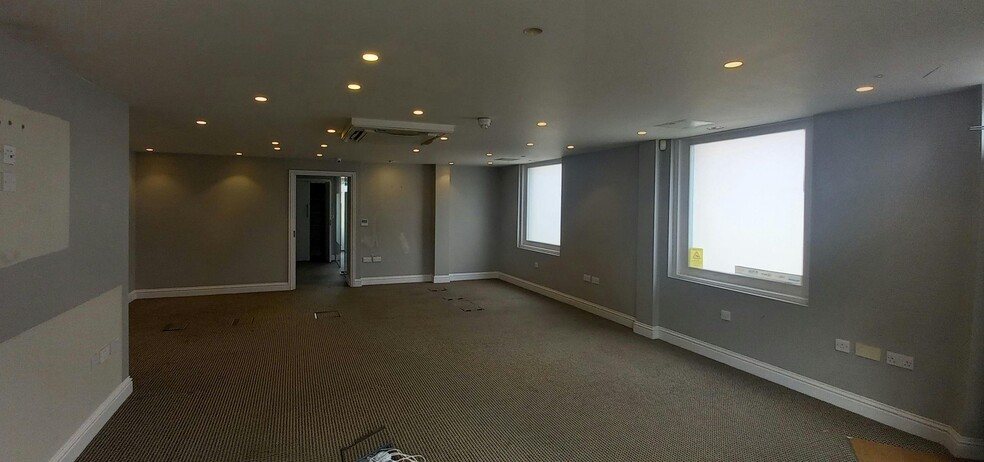 298 Upper Richmond West Rd, London for lease - Building Photo - Image 2 of 4