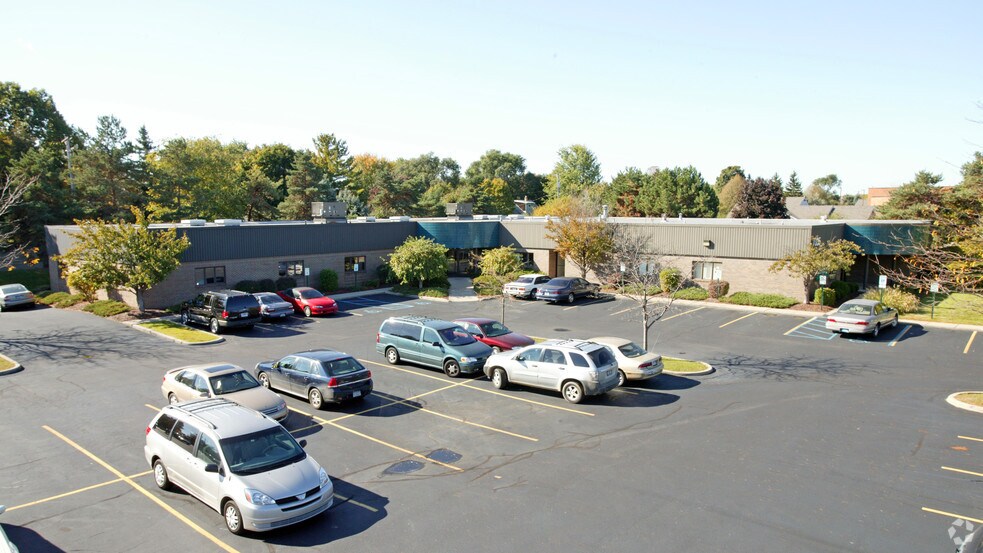 7335 Westshire Dr, Lansing, MI for lease - Building Photo - Image 2 of 4