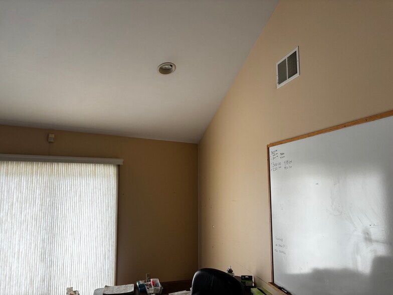 82 Norwich Westerly Rd, North Stonington, CT à vendre - Photo du bâtiment - Image 3 de 18
