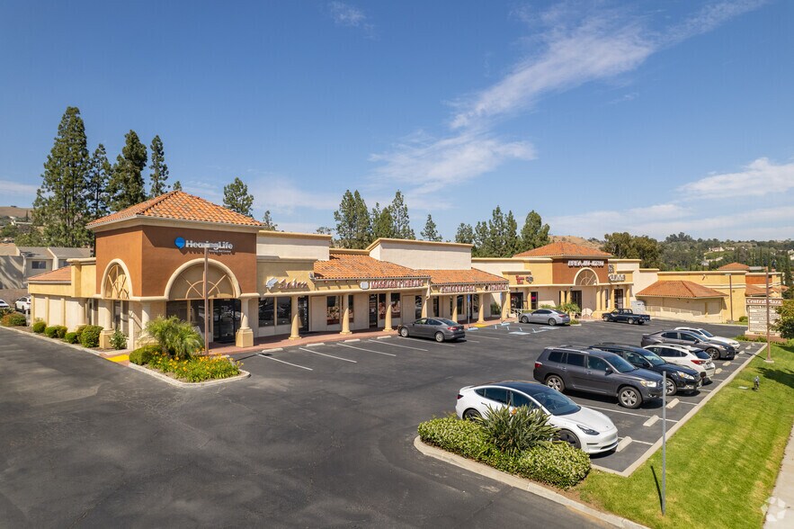 375-385 W Central Ave, Brea, CA à louer - Photo principale - Image 1 de 2