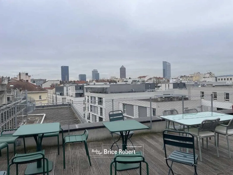 Bureau dans Villeurbanne à louer - Photo du bâtiment - Image 2 de 3