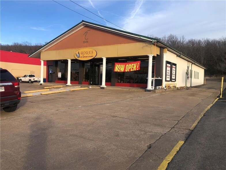 2564 N College Ave, Fayetteville, AR à vendre - Photo du bâtiment - Image 2 de 42