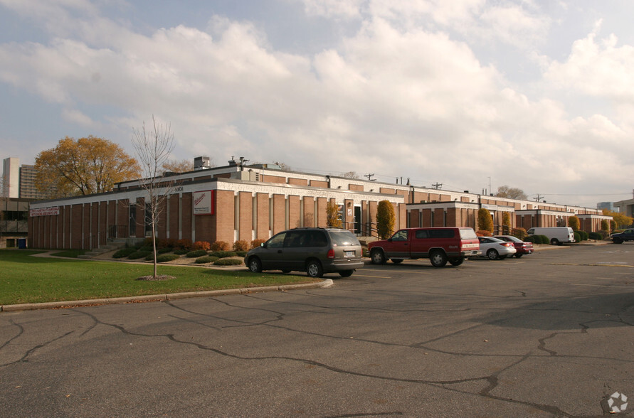 5301 Edina Industrial Blvd, Edina, MN for lease - Building Photo - Image 2 of 16