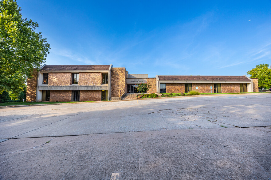 1603 E 19th St, Edmond, OK for lease - Building Photo - Image 2 of 11