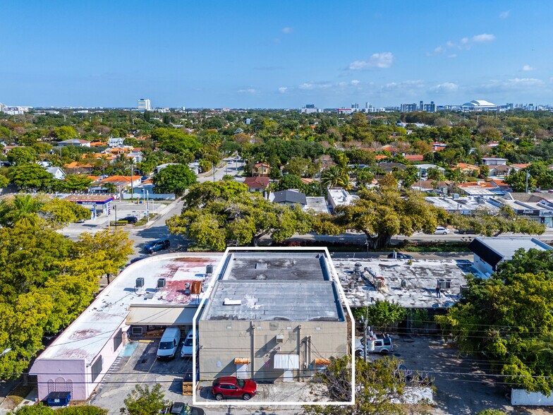 2292 SW 22nd St, Miami, FL à vendre - Photo du bâtiment - Image 2 de 20