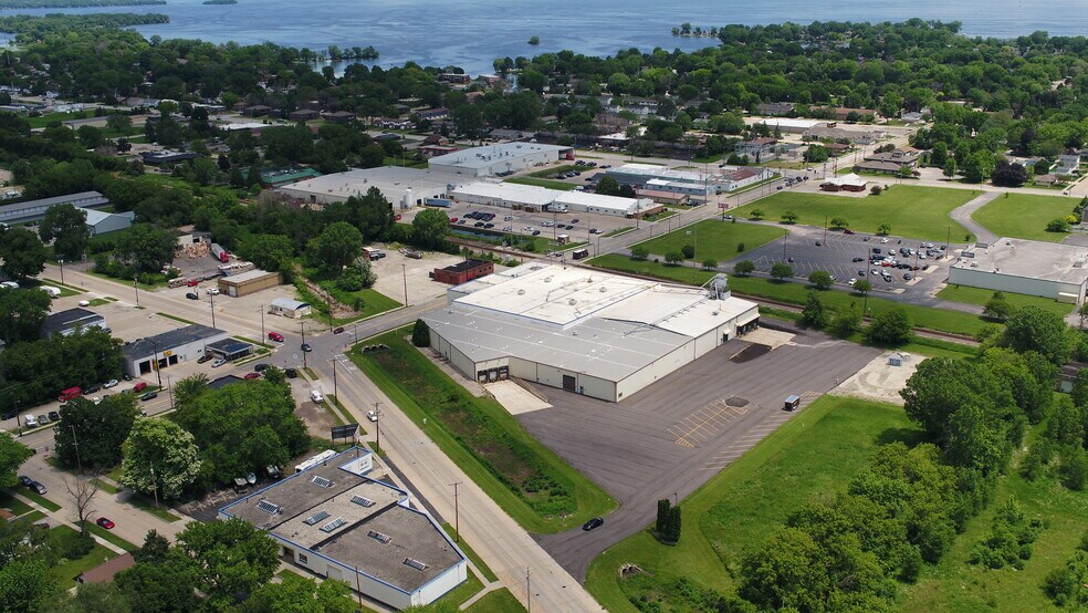 413 E Murdock Ave, Oshkosh, WI à louer - Photo du bâtiment - Image 3 de 5