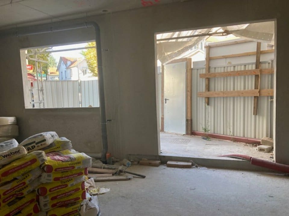Retail in Courbevoie for sale Construction Photo- Image 1 of 7