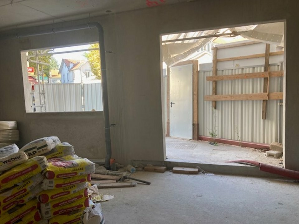 Retail in Courbevoie for sale Interior Photo- Image 1 of 7