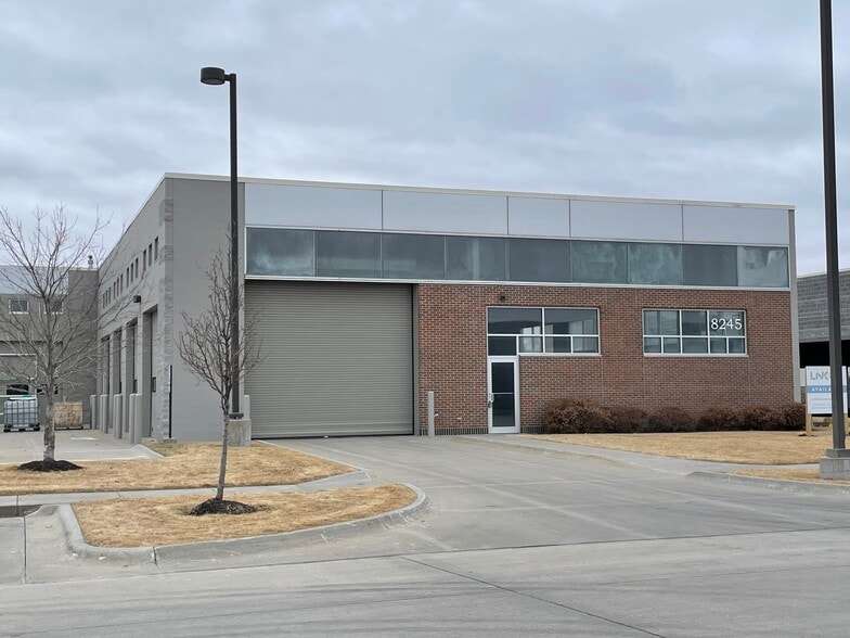 8245 Cody Dr, Lincoln, NE for sale - Building Photo - Image 1 of 18