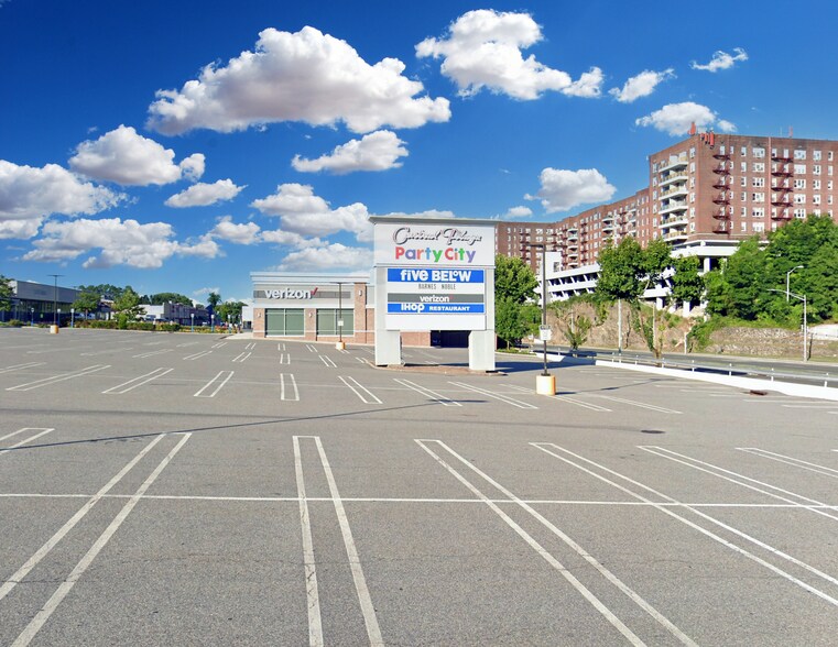 2550 Central Park Ave, Yonkers, NY à louer - Photo du bâtiment - Image 3 de 10