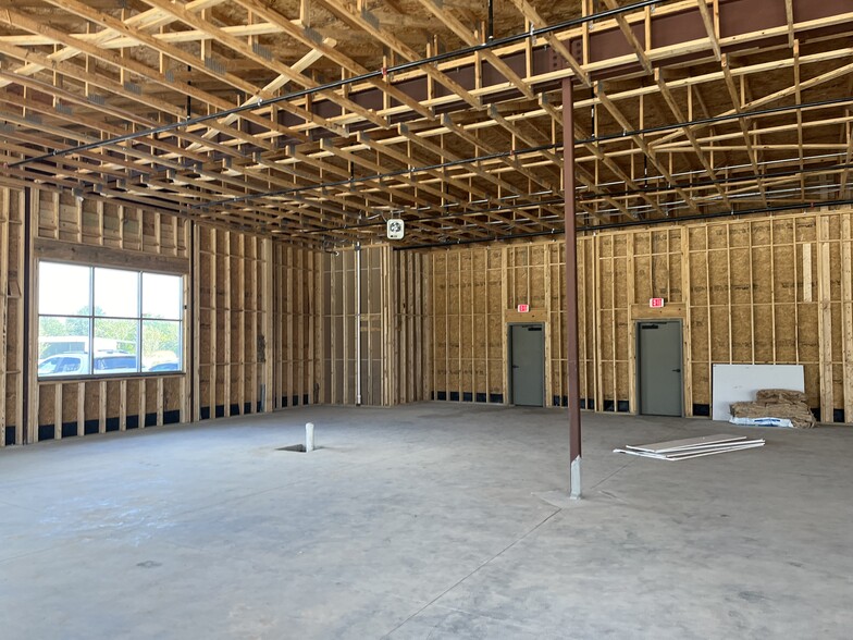 512 W Bonds Ranch Rd, Fort Worth, TX for lease - Interior Photo - Image 3 of 10