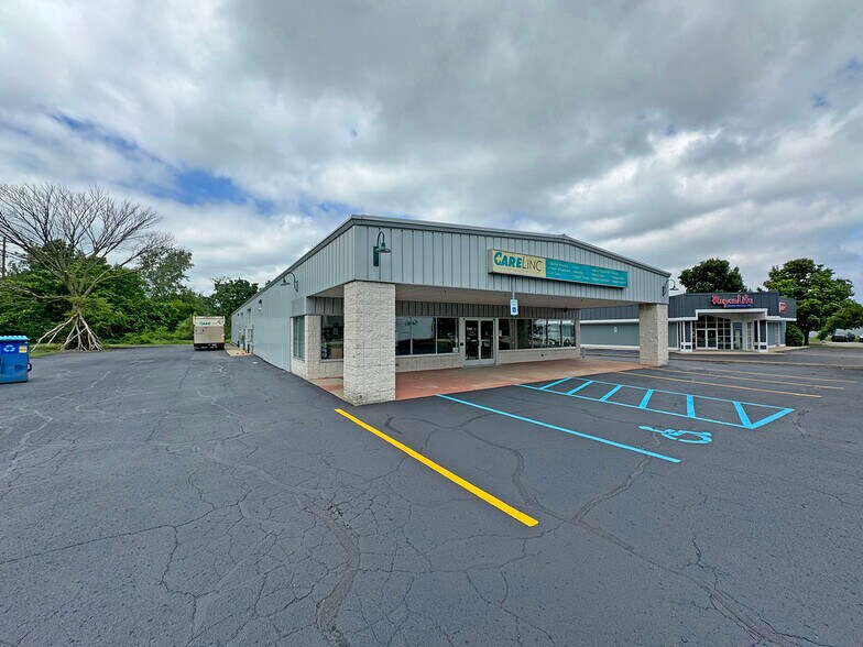 693 E Lakewood Blvd, Holland, MI for sale - Building Photo - Image 2 of 12