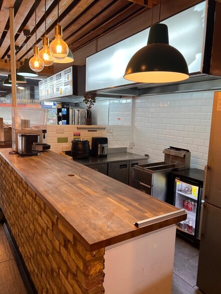 32 High St, Hounslow for lease - Interior Photo - Image 2 of 6